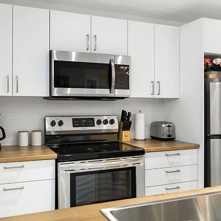 Beautiful 1 Bedroom Apartment - Private Entrance Moncton Exterior photo