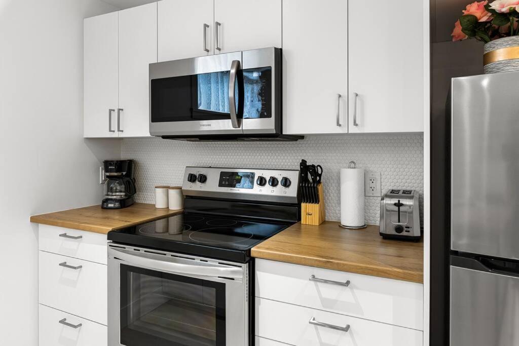 Beautiful 1 Bedroom Apartment - Private Entrance Moncton Exterior photo